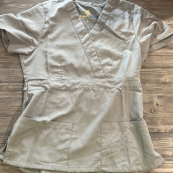 Bundle of 6 scrub tops size small - Picture 4 of 11
